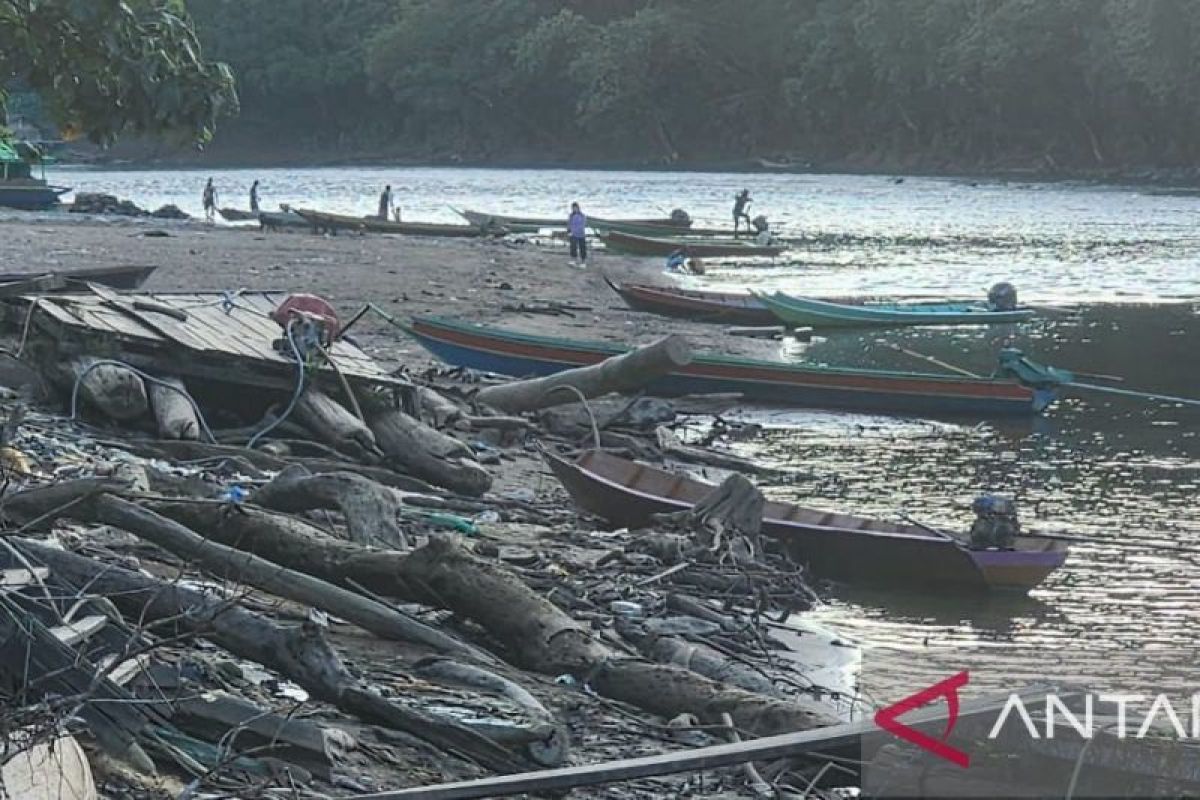 Krisis di Perbatasan: Sungai Mahakam Surut, Pasokan Solar Menipis dan Distribusi BBM Dilakukan Estafet