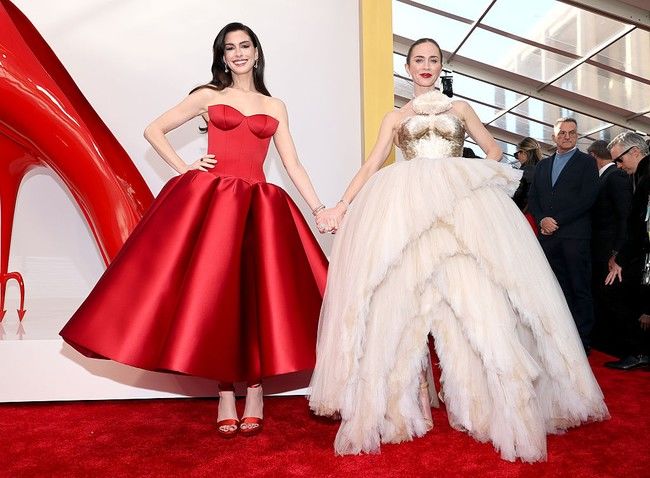 Tampil Berani di Karpet Merah, Anne Hathaway Bantah Rumor Hamil Palsu dengan Gaya Humoris