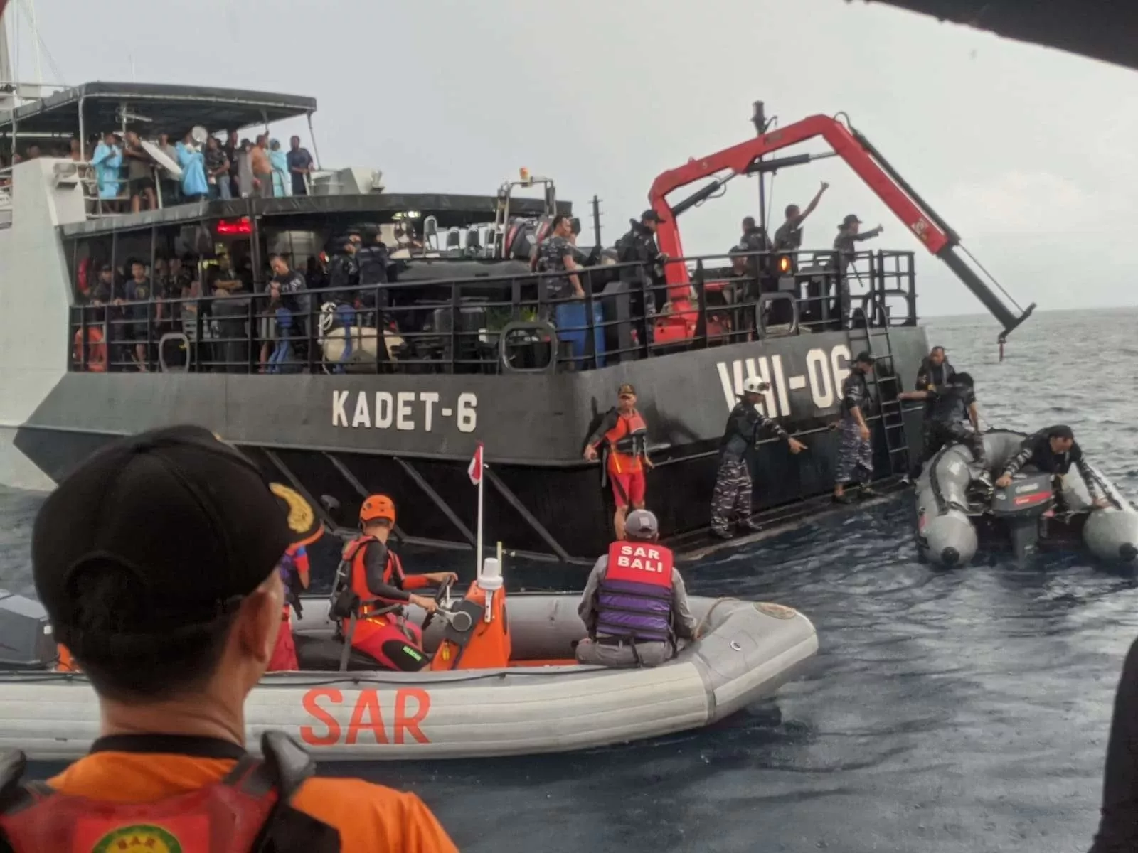 Tragedi Mencekam di Selat Lombok: KMP Putri Yasmin Terbakar, Penumpang Terpaksa Bertaruh Nyawa di Laut