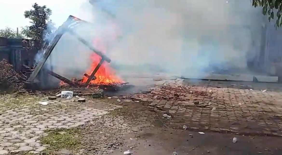 Tragedi Puncak: Amuk Massa Akibat Dana Desa Picu Pembakaran Kantor Pemerintahan