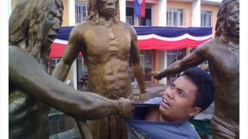 Viral di Internet! Kumpulan Foto Manusia Satu Frekuensi sama Patung Posenya Aneh dan Kocak yang Bikin Ngakak