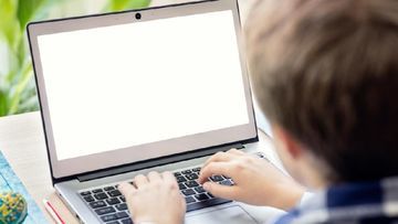 Bahaya Tersembunyi Kebiasaan Gadget: Mengapa Keseringan Pakai Laptop di Pangkuan Kulit Bocah Ini Gosong?