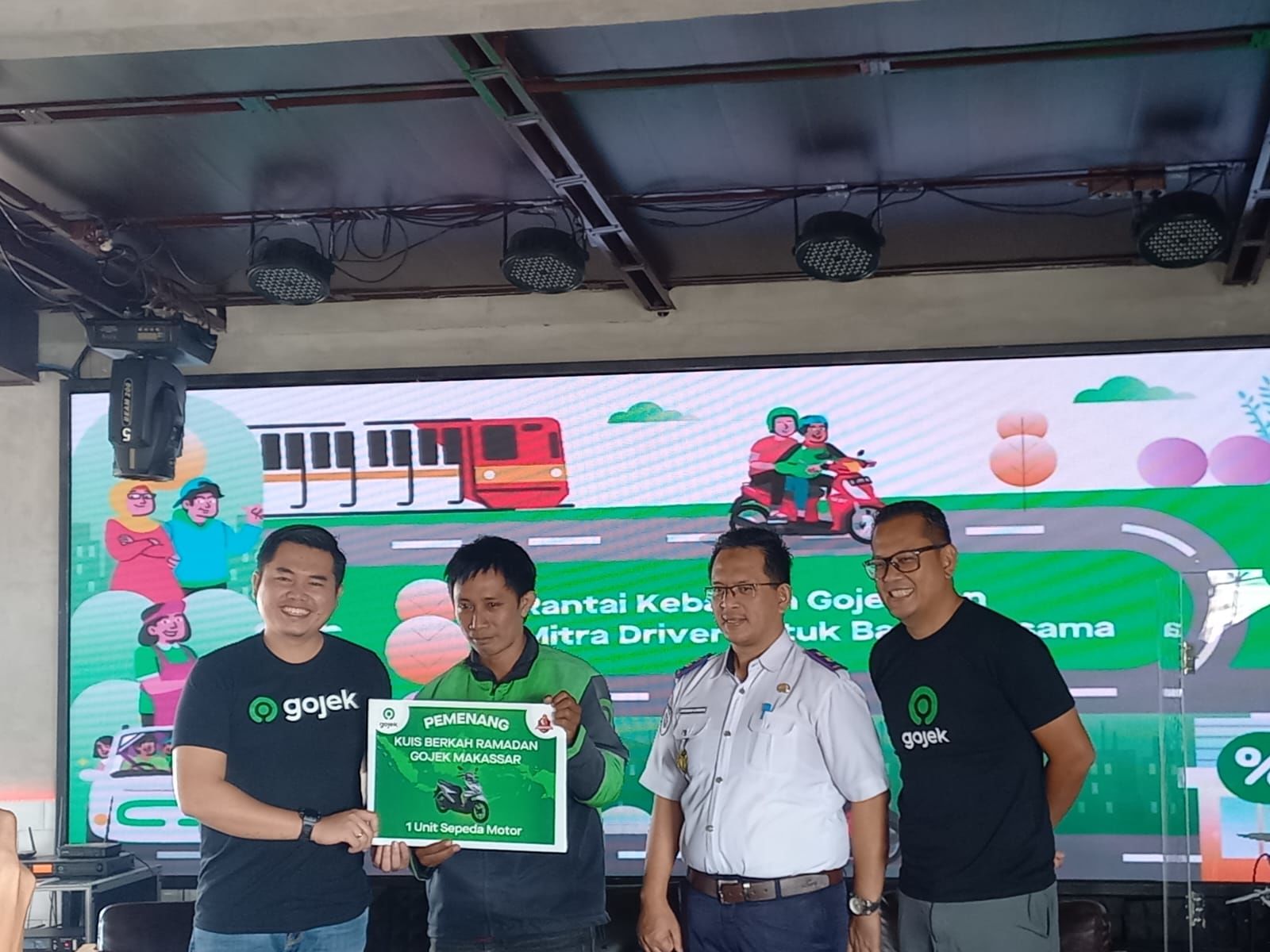 Gojek Perkuat Ekosistem: Dari Inovasi Pembayaran KRL hingga Aksi Kemanusiaan bagi Mitra Driver