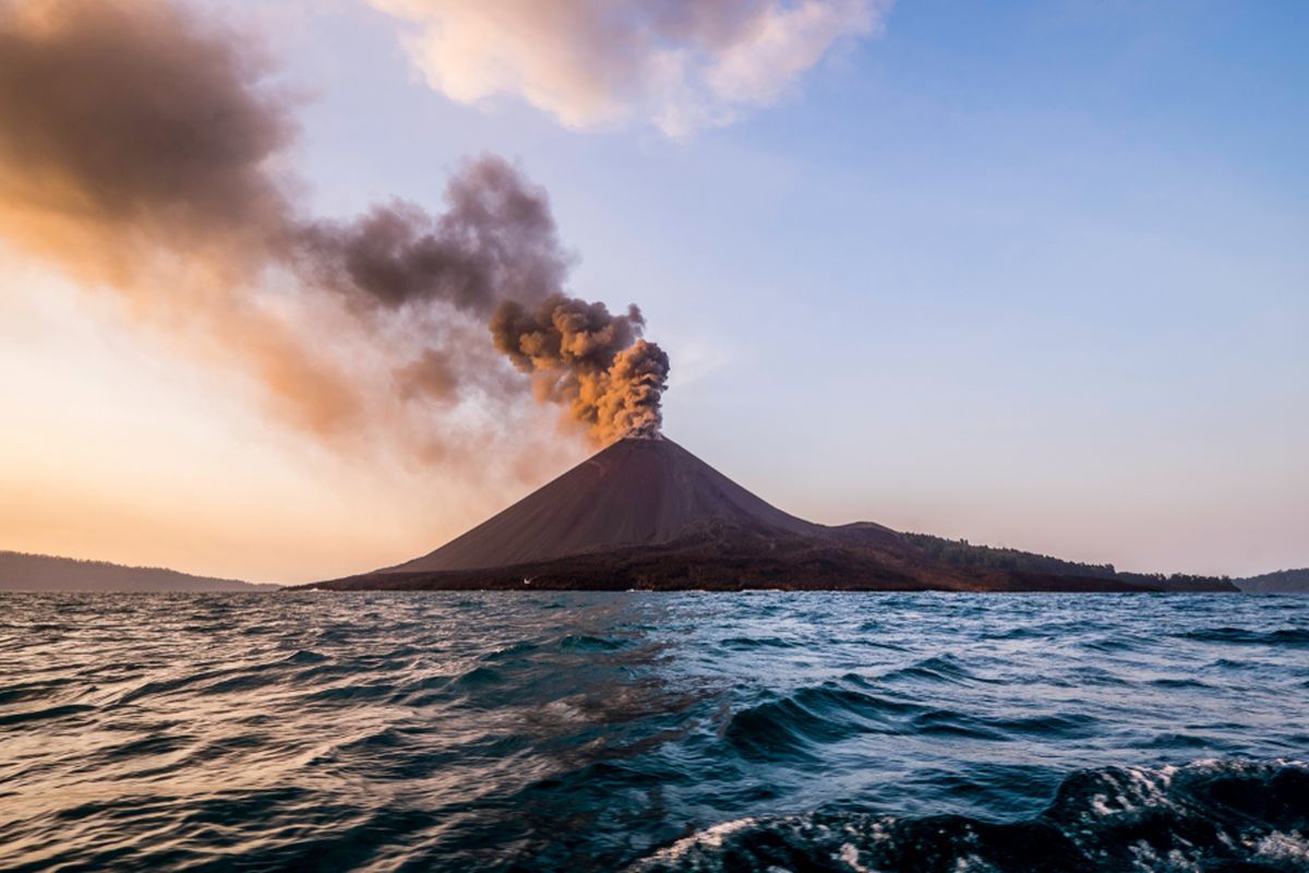Indonesia dalam Kepungan Fenomena Alam: Dari Erupsi Krakatau hingga Ancaman Karhutla Akibat Cuaca Ekstrem