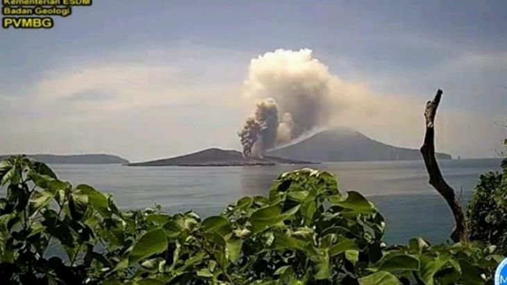 Langit Jakarta Kelabu: Erupsi Anak Krakatau Lumpuhkan Penerbangan, Ratusan Ribu Penumpang Terjebak