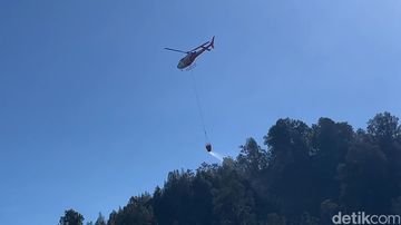 Mengenal Mekanisme Water Bombing: Strategi Canggih Jatuhkan 4.000 Liter Air ke Titik Api