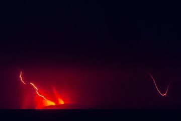 Misteri Kilatan Cahaya di Langit Selat Sunda: Mengapa Petir Vulkanik Muncul Saat Anak Krakatau Erupsi?