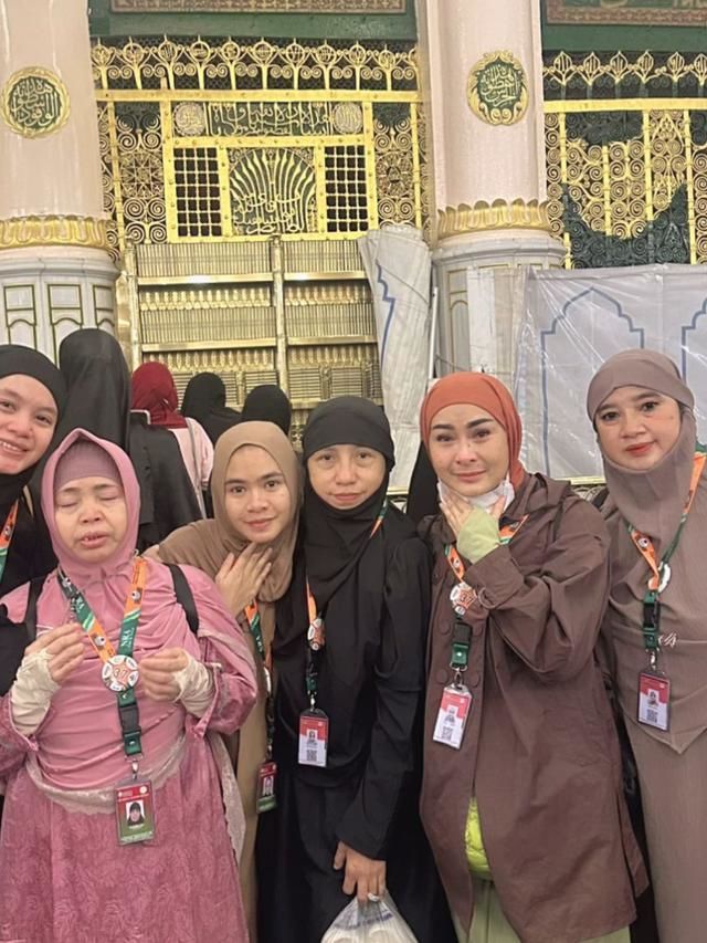 Momen Haru Iis Dahlia: Ketika Devano Danendra Berikan Kejutan Ibadah Umrah untuk Keluarga