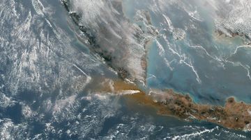 Pesona Mistis dan Mengerikan: Melihat Dahsyatnya Erupsi Anak Krakatau dari Citra Satelit