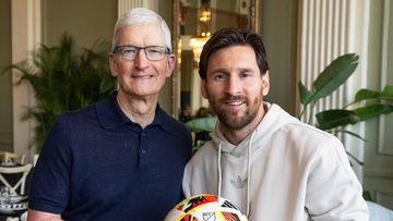 Simbol Perubahan Zaman: Tim Cook Mundur Messi Pensiun Dua Era Berakhir di Hari yang Sama