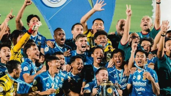 Tangis Haru Igor Tolic di GBLA: Di Balik Tifo Megah Bobotoh dan Janji Membawa Persib Juara