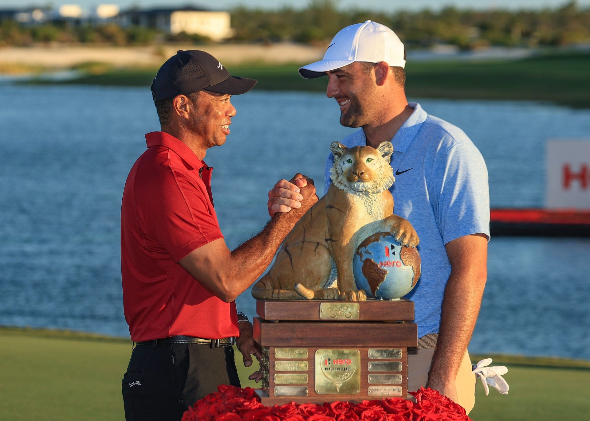 Tiger Woods Ucapkan Selamat kepada Scottie Scheffler atas Musim Bersejarah, Menegaskan Dominasi Golf Global
