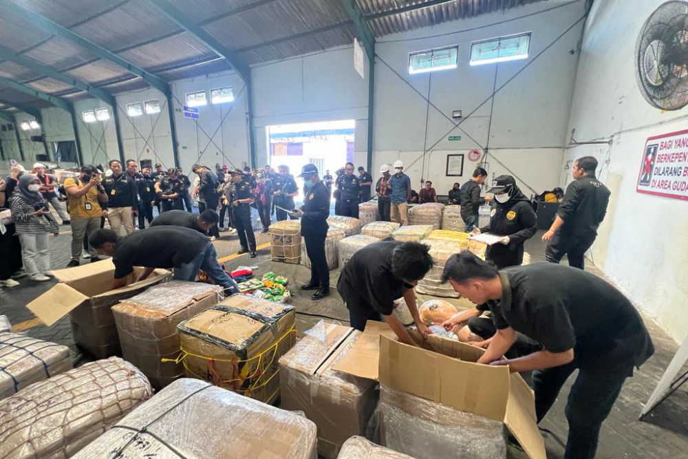 Wajah Ganda Bea Cukai: Antara Transformasi Logistik, Perang Barang Ilegal, dan Tantangan Integritas