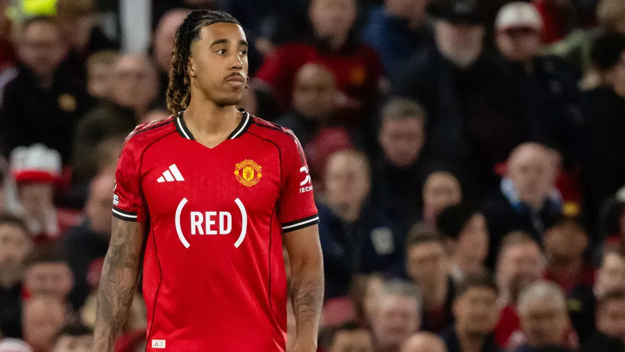 AC Milan Siap Amankan Leny Yoro dari Ketidakpastian di Manchester United