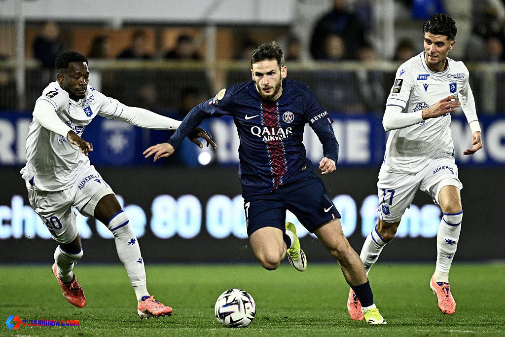 Aksi Gemilang Mika Godts Bawa PSG Kuasai Puncak Klasemen Ligue 1