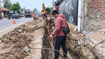 Ancaman Infrastruktur Digital: Mengapa Pengusaha Internet Was-was Relokasi Kabel Internet Tak Sesuai Standar?