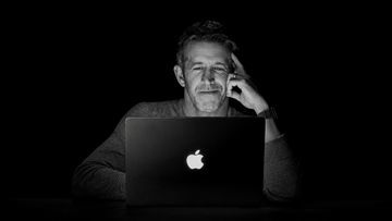 Apple Kembalikan Logo di MacBook Pro Touchbar: Setelah 10 Tahun Logo Apple Menyala Lagi di MacBook Pro Layar Sentuh Menjadi Sorotan Teknologi