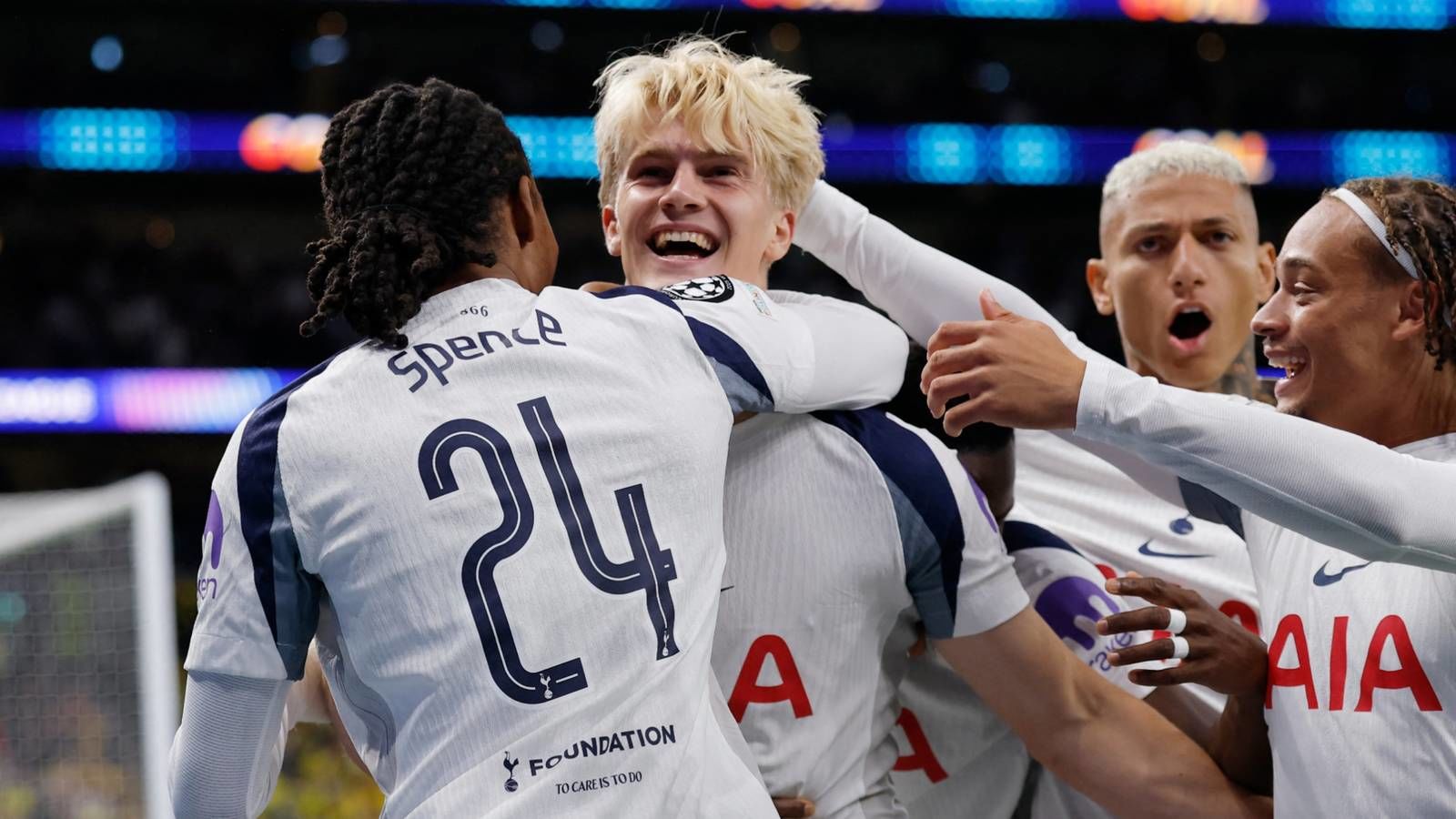 Barcelona Pantau Perkembangan Lucas Bergvall di Tottenham Hotspur