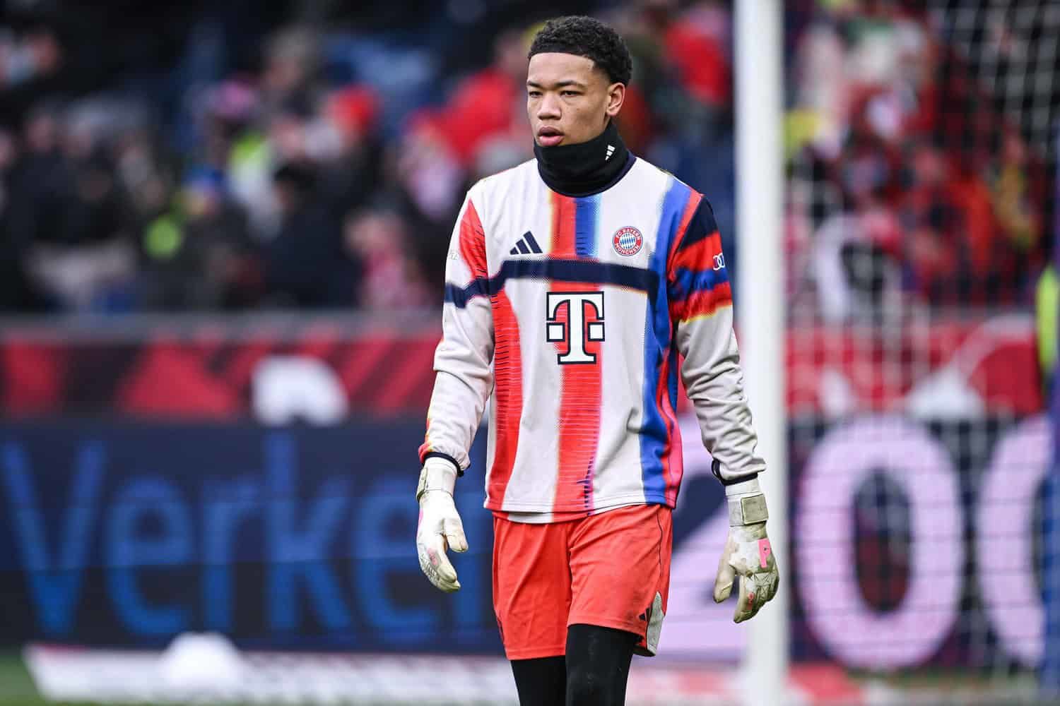 Chelsea Intai Leonard Prescott, Bayern Berpotensi Kehilangan Permata: Transfer Meningkatkan Persaingan