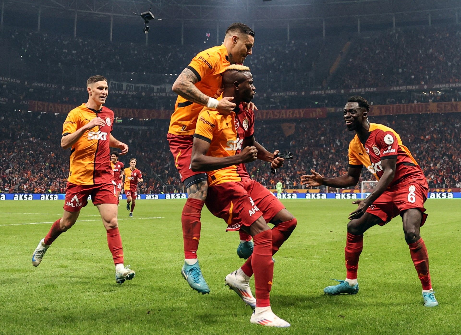 Derby Membara di Istanbul: Victor Osimhen Bawa Galatasaray Menang, Kericuhan Pecah di RAMS Park!