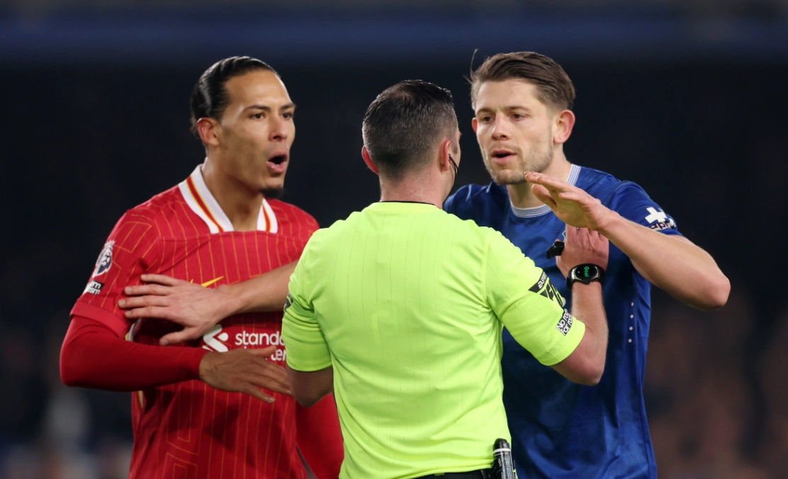 Dilema Pertahanan Everton: Mengapa Pengalaman James Tarkowski Menjadi Kunci di Tengah Krisis Lini Belakang?