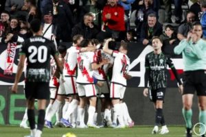 Dominasi Total! Elche Hancurkan Rayo Vallecano 3-0 di Vallecas di Tengah Ketegangan Suporter