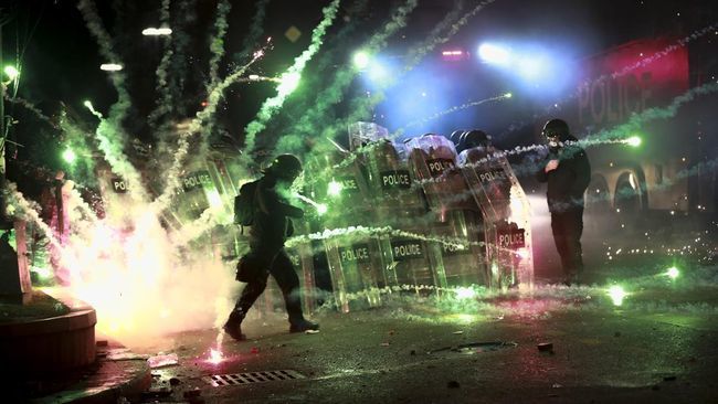 Drama Kontroversi Pyroteknik hingga Perjuangan Dramatis di Kompetisi Eropa