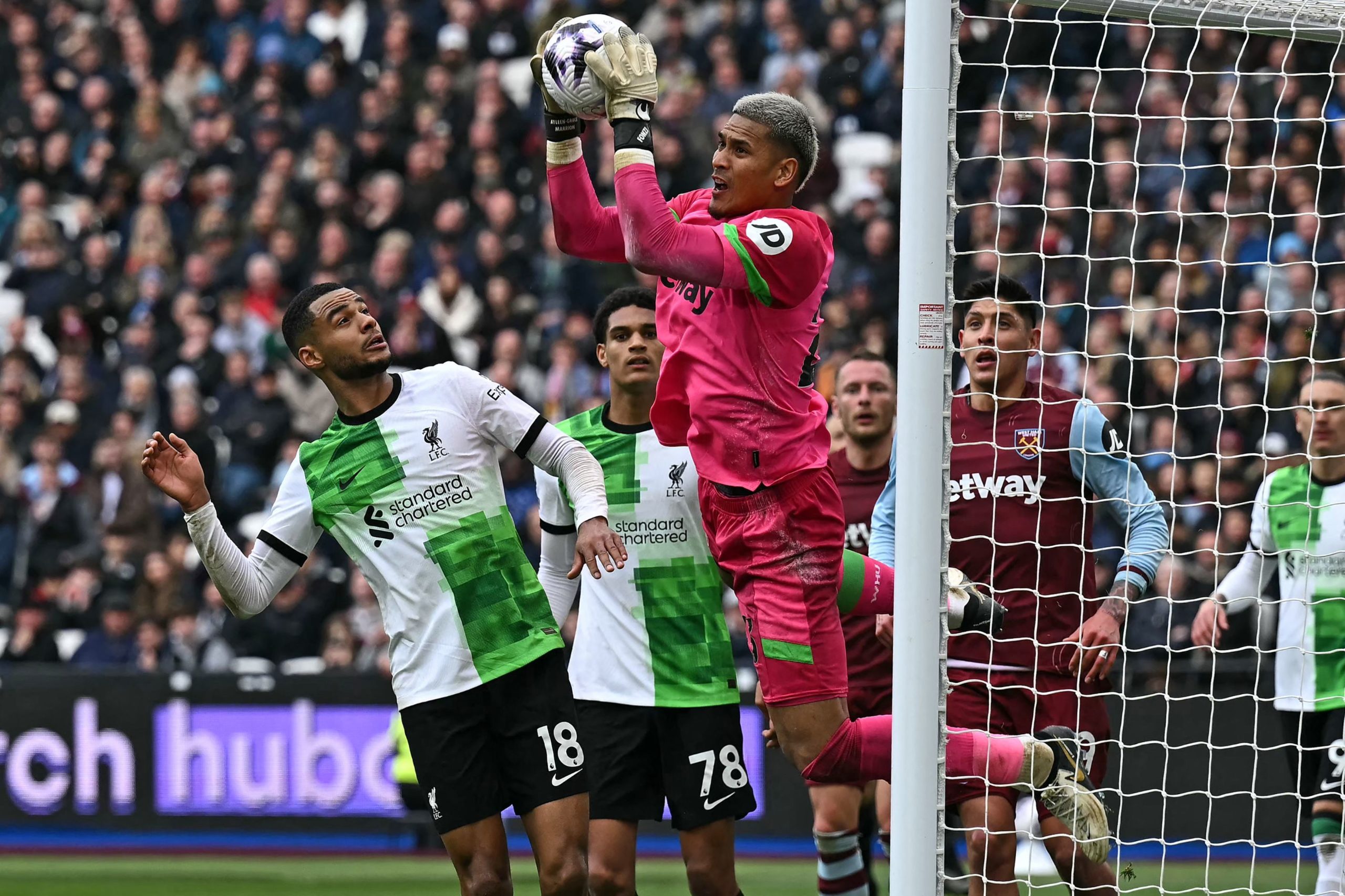 Drama Penalti di London Stadium: Pierce Charles Gagalkan Ambisi West Ham Rebut Puncak Klasemen