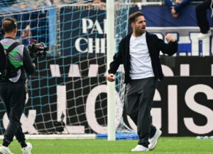 Fenomena Cesc Fàbregas: Dari Kemenangan Bersejarah Atas Manchester United hingga Rumor Kursi Panas