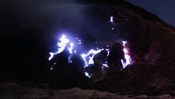 Fenomena Langka Gunung Papandayan: Mengupas Misteri dan Asal-usul Api Biru yang Viral