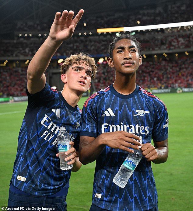 Foto Skuad Arsenal Menyoroti Peran Salmon, Ketidakhadiran Saliba Terlihat Menonjol