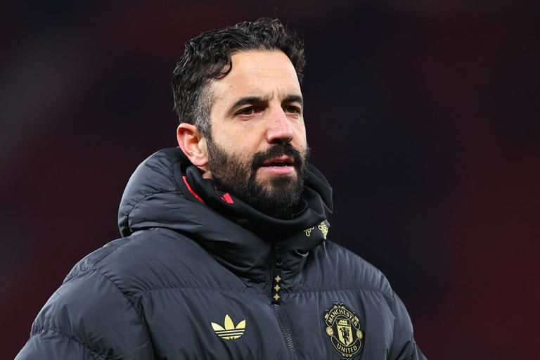 Gary Neville Geram Bruno Fernandes Dinilai Keterlaluan Kritik Carrick: Perdebatan Taktik di Panggung Manchester United