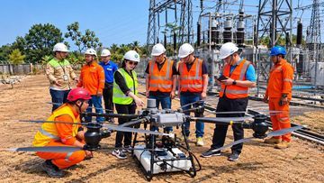 Inovasi Drone Cleaning Insulator: Solusi Aman Untuk Perawatan Jaringan Listrik