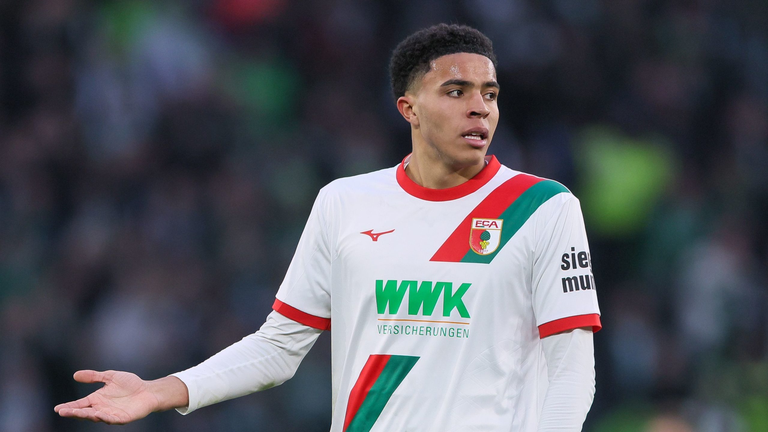 Keputusan Mengejutkan! Bek FC Augsburg Noahkai Banks Resmi Pilih Jerman Ketimbang AS