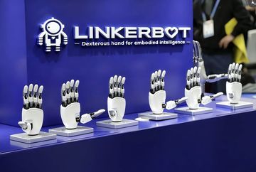 Kisah Sukses Alex Zhou: Membangun Imperium Robotik Rp 54 Triliun dari Imajinasi Masa Kecil