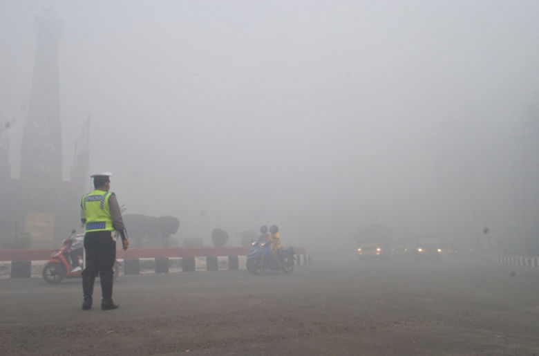 Langit Indonesia Membara: Kabut Asap dan Cuaca Ekstrem Lumpuhkan Sektor Penerbangan di Berbagai Wilayah
