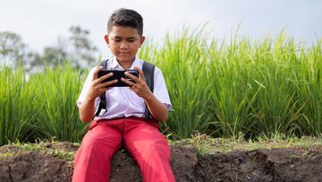 Lindungi Anak dari Konten Negatif: Pentingnya Edukasi Rating Game Sejak Dini