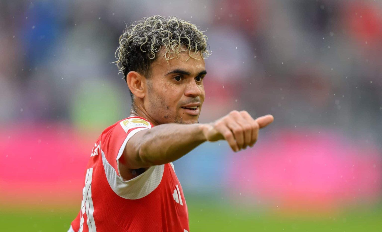 Luis Diaz Menggila! Hat-trick Gemilang Bawa Bayern Munich Libas Leipzig dan Rebut Puncak Klasemen Bundesliga
