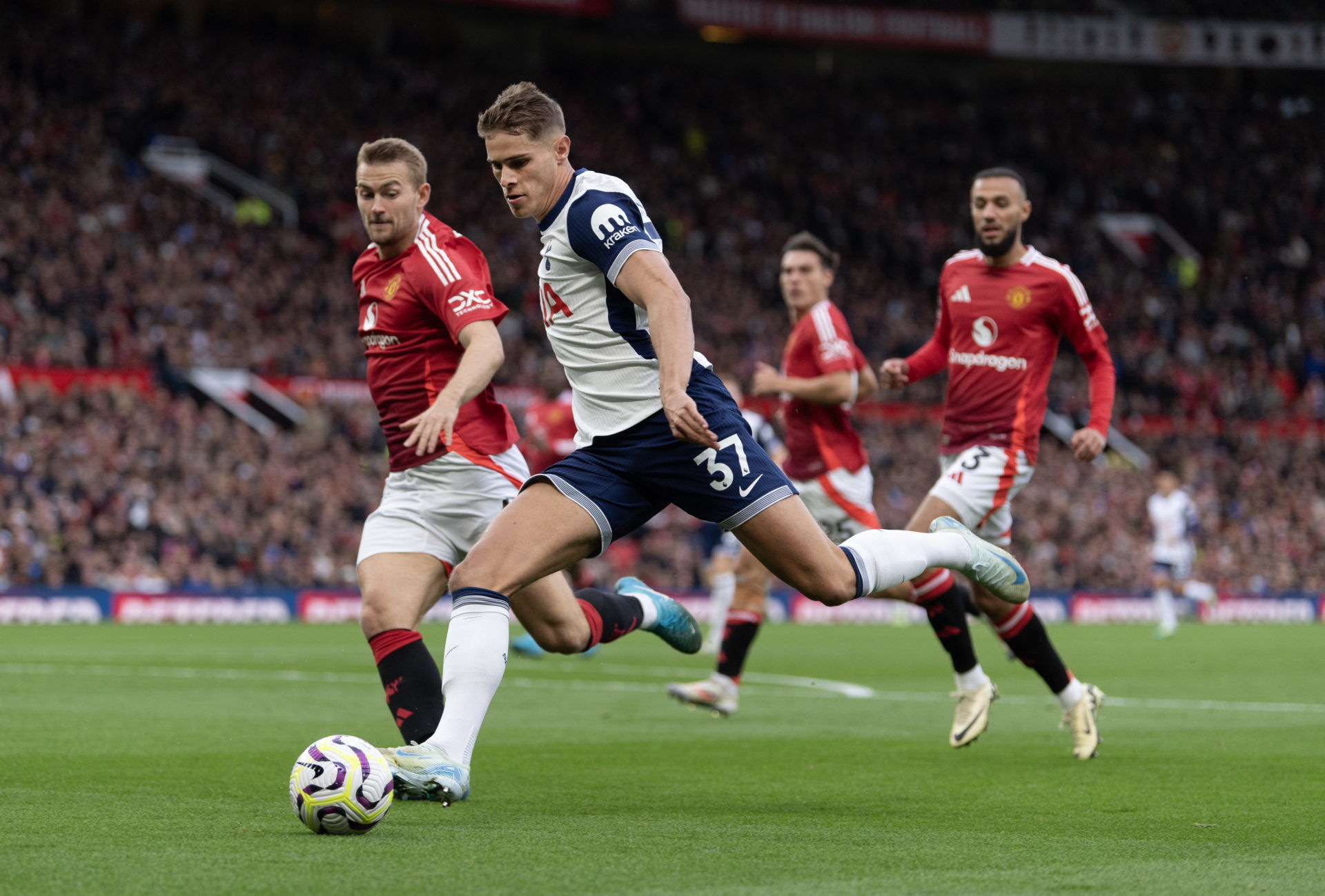 Manuver Transfer Manchester United: Micky van de Ven Jadi Solusi Krisis Pertahanan
