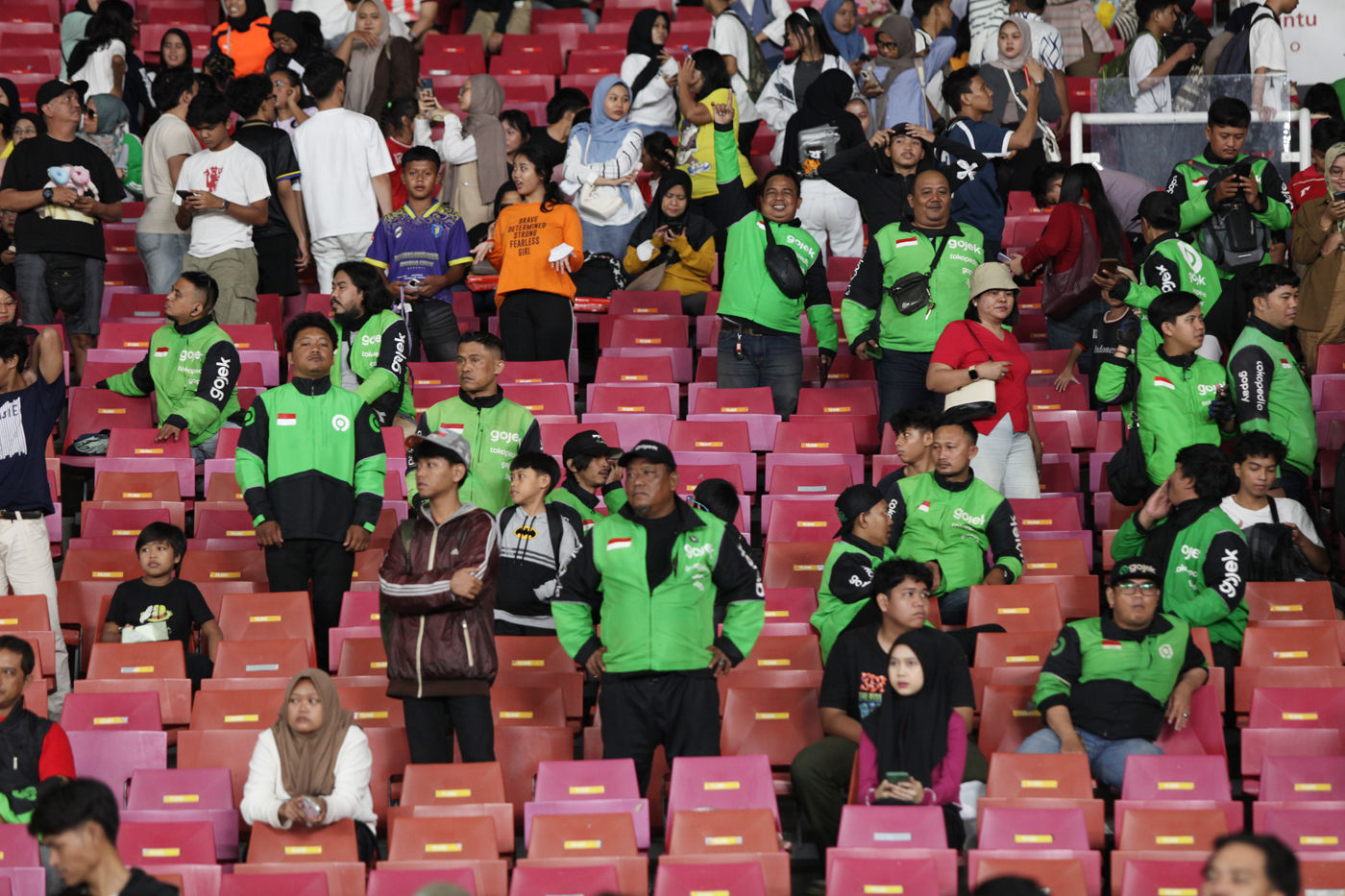 Momen Hangat di Stadion Madya: John Herdman Hadiri Pembukaan IWL, Suporter Antusias Minta Foto