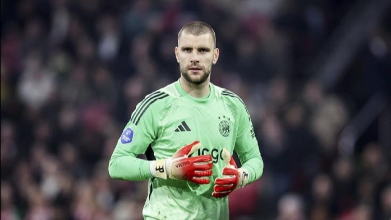 Nasib Maarten Paes di Ajax Amsterdam: Hanya Menjadi Penonton Saat Tim Menang Besar