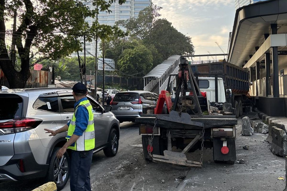 Rentetan Insiden di Jalan Gatot Subroto: Dari Truk Hantam Separator hingga WNA Pengganggu Pengendara