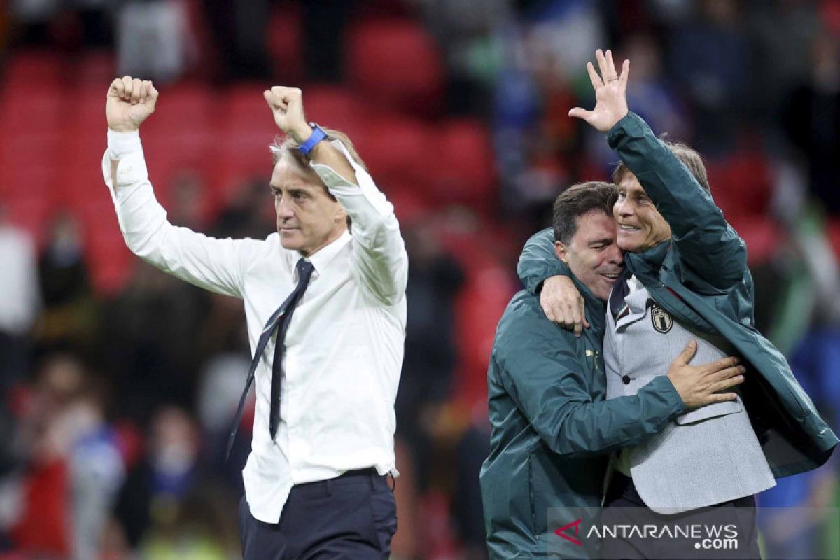 Roberto Mancini Merayakan Keberhasilan Timnas Italia Menghadapi Prancis di Paris