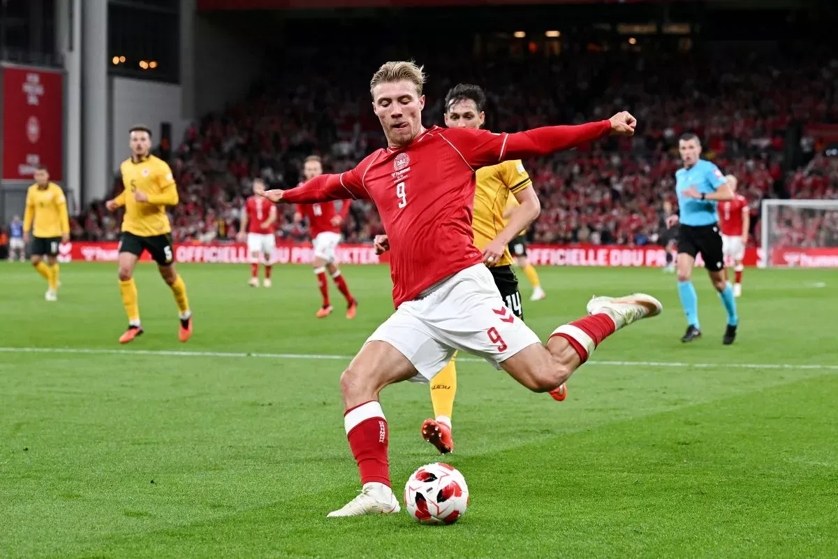 Selebrasi Hojlund Memicu Kontroversi di Laga Lawan Portugal: Gaya Baru atau Tanda Perhatian?