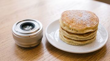 Solusi Fotografi Ringkas: Mengenal Lensa Pancake yang Bikin Kamera Praktis dan Siap Jepret