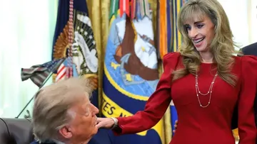 Susan Dell Jadi Viral Setelah Bertemu Trump, Netizen Ungkap Wajahnya Mirip Alien