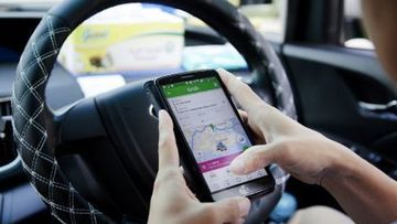 Tips Aman Berkendara: Sering Naik Transportasi Online Malam Hari? Kenali Fitur Ini demi Keamanan