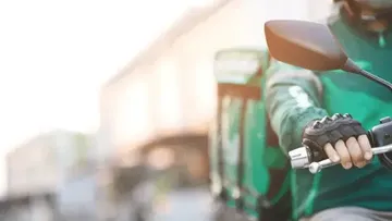 Transparansi Tarif Layanan Delivery: Komdigi Siapkan Aturan Biaya Ojol Antar Makanan Harga dari Platform Bakal Diatur