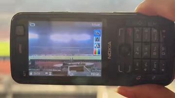 Viral Video Pertandingan Indonesia Vs Thailand Direkam Nokia Jadul Netizen yang Ngegolin Soekarno